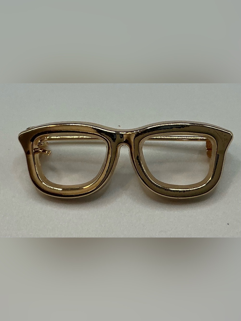 GOLD TONE SMALL EYEGLASSES BROOCH PIN
